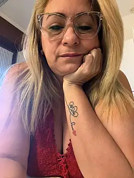 Snapshot of x_elena_x chatting on 02.01.25 x elena x online show from 02.01.25