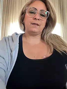 Snapshot of x_elena_x chatting on 02.05.25 x elena x online show from 02.05.25