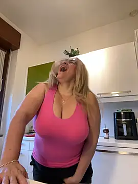 Snapshot of x_elena_x chatting on 02.08.25 x elena x online show from 02.08.25