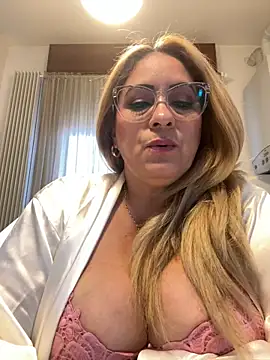 Snapshot of x_elena_x chatting on 02.11.25 x elena x online show from 02.11.25