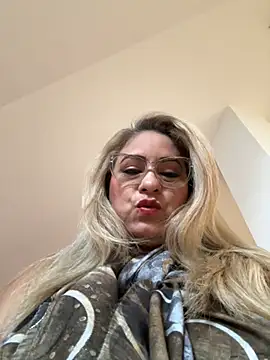 Snapshot of x_elena_x chatting on 02.15.25 x elena x online show from 02.15.25