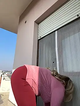 Snapshot of x_elena_x chatting on 02.20.25 x elena x online show from 02.20.25