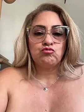 Snapshot of x_elena_x chatting on 02.21.25 x elena x online show from 02.21.25