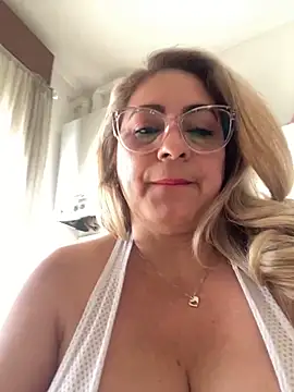 Snapshot of x_elena_x chatting on 02.22.25 x elena x online show from 02.22.25