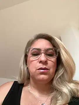 Snapshot of x_elena_x chatting on 02.24.25 x elena x online show from 02.24.25