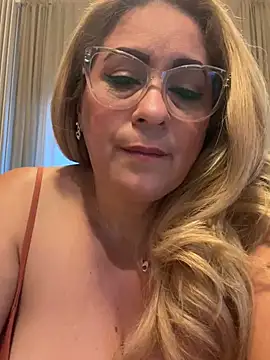 Snapshot of x_elena_x chatting on 02.25.25 x elena x online show from 02.25.25