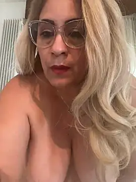 Snapshot of x_elena_x chatting on 02.26.25 x elena x online show from 02.26.25