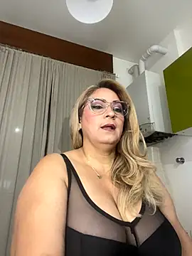 Snapshot of x_elena_x chatting on 10.24.25 x elena x online show from 10.24.25