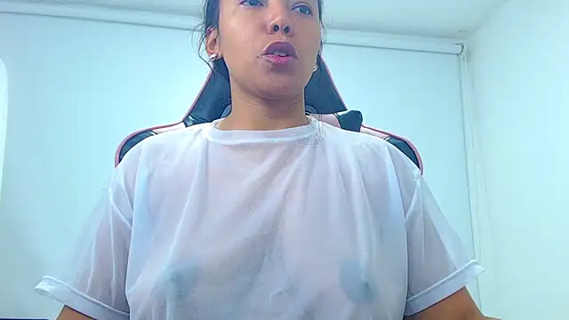 Snapshot of Saraahjoness chatting on 04.14.26 Saraahjoness online show from 04.14.26