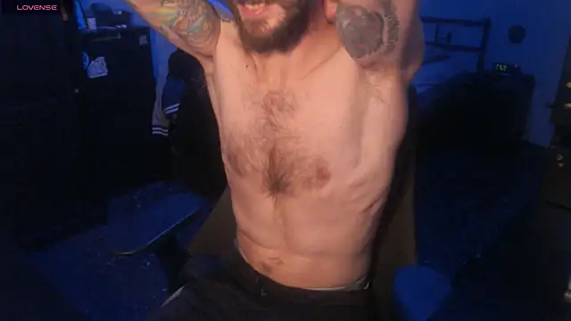Snapshot of SexxxyLouis chatting on 09.27.25 SexxxyLouis online show from 09.27.25