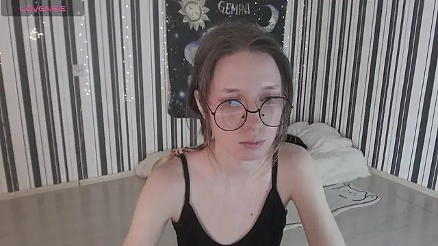 Snapshot of _Hanna_Moon_ chatting on 10.22.25 Hanna Moon online show from 10.22.25