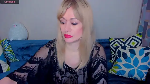 Snapshot of EllenMoore chatting on 04.24.26 EllenMoore online show from 04.24.26