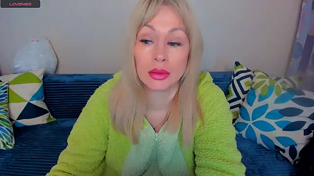 Snapshot of EllenMoore chatting on 04.29.26 EllenMoore online show from 04.29.26