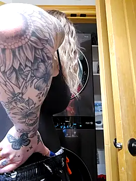 Snapshot of LilyOrion chatting on 02.06.25 LilyOrion online show from 02.06.25