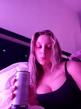 Snapshot of LilyOrion chatting on 09.12.25 LilyOrion online show from 09.12.25