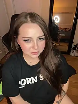 Snapshot of Kira_tattoo chatting on 02.12.25 Kira tattoo online show from 02.12.25