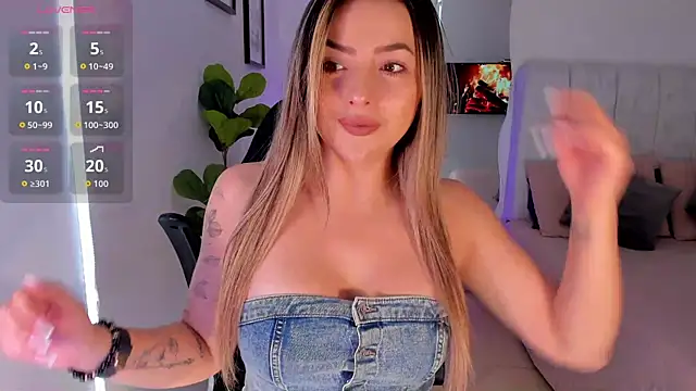 Snapshot of AmyWood chatting on 06.16.26 AmyWood online show from 06.16.26