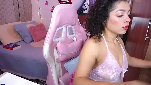 Snapshot of MarilynJones chatting on 02.13.25 MarilynJones online show from 02.13.25