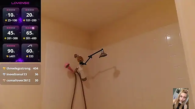 Snapshot of Blondiewithanass chatting on 10.27.25 Blondiewithanass online show from 10.27.25