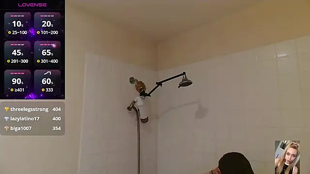 Snapshot of Blondiewithanass chatting on 10.30.25 Blondiewithanass online show from 10.30.25