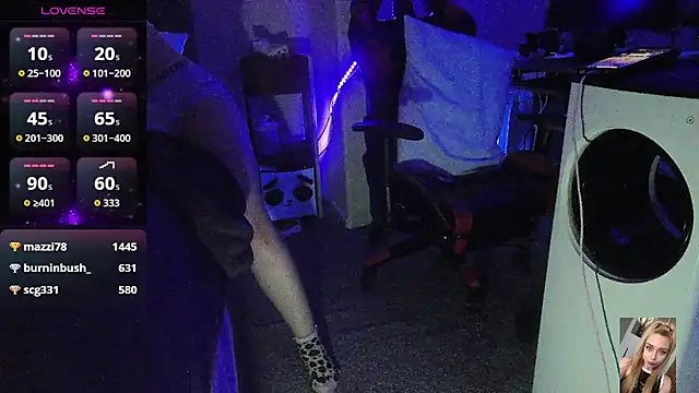 Snapshot of Blondiewithanass chatting on 11.10.25 Blondiewithanass online show from 11.10.25