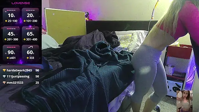 Snapshot of Blondiewithanass chatting on 11.25.25 Blondiewithanass online show from 11.25.25