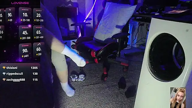 Snapshot of Blondiewithanass chatting on 11.25.25 Blondiewithanass online show from 11.25.25