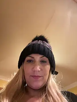 Snapshot of LittleMissEeve chatting on 02.20.25 LittleMissEeve online show from 02.20.25