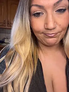 Snapshot of LittleMissEeve chatting on 03.04.25 LittleMissEeve online show from 03.04.25