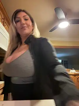 Snapshot of LittleMissEeve chatting on 03.17.25 LittleMissEeve online show from 03.17.25