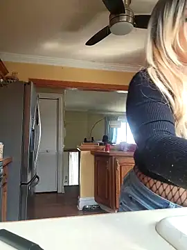 Snapshot of LittleMissEeve chatting on 03.18.25 LittleMissEeve online show from 03.18.25