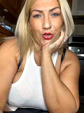 Snapshot of LittleMissEeve chatting on 09.13.25 LittleMissEeve online show from 09.13.25