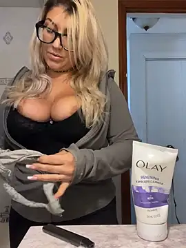 Snapshot of LittleMissEeve chatting on 10.22.25 LittleMissEeve online show from 10.22.25