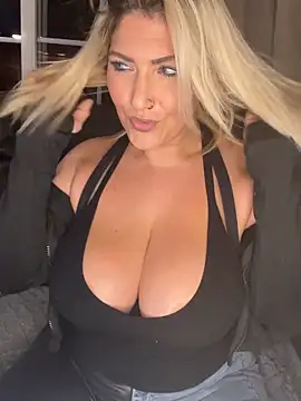 Snapshot of LittleMissEeve chatting on 11.05.25 LittleMissEeve online show from 11.05.25