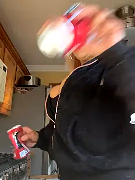 Snapshot of LittleMissEeve chatting on 11.14.25 LittleMissEeve online show from 11.14.25