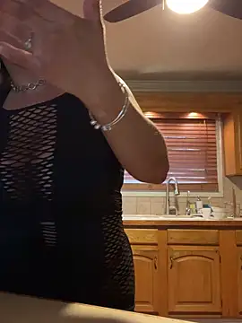 Snapshot of LittleMissEeve chatting on 11.22.25 LittleMissEeve online show from 11.22.25