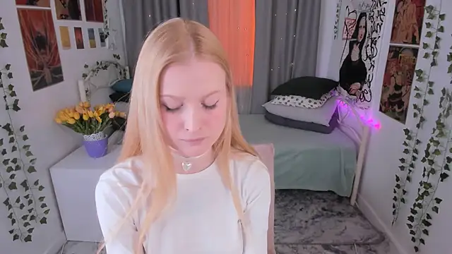 Laly Peach online show from 02.23.25