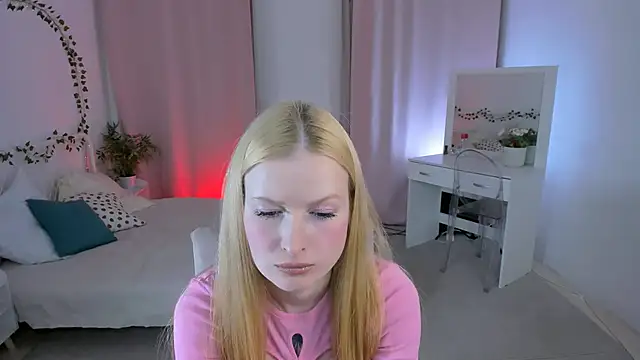 Laly Peach online show from 10.02.25