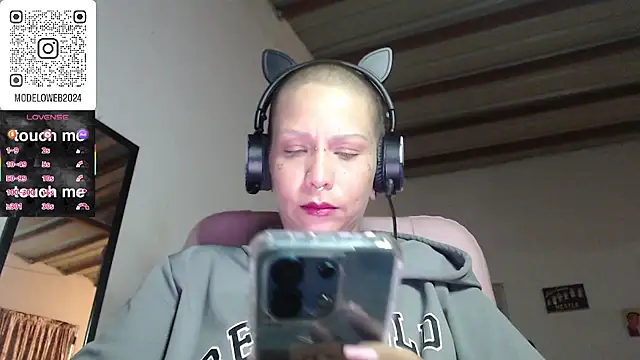 Snapshot of moon_cat85 chatting on 03.06.25 moon cat85 online show from 03.06.25