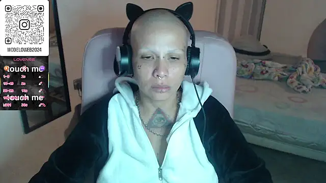 Snapshot of moon_cat85 chatting on 03.08.25 moon cat85 online show from 03.08.25