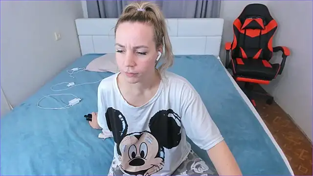 DreamGirl225 online show from 11.15.25