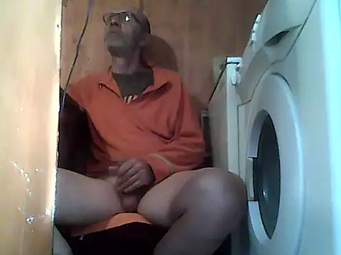 Snapshot of bartolik06 chatting on 10.30.25 bartolik06 online show from 10.30.25