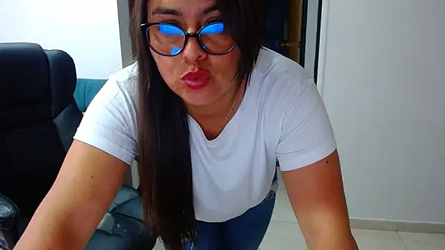 Ixchel Anaid online show from 02.14.25