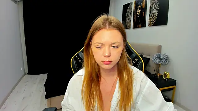 Snapshot of Strawberrye chatting on 06.17.26 Strawberrye online show from 06.17.26