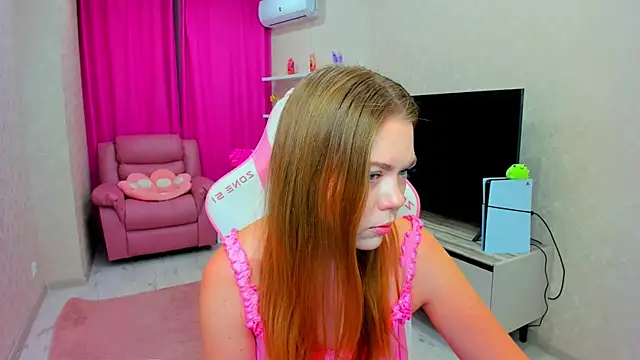 Snapshot of Strawberrye chatting on 06.18.26 Strawberrye online show from 06.18.26