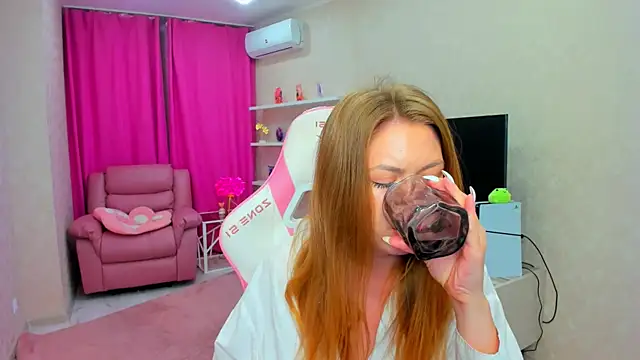 Snapshot of Strawberrye chatting on 06.24.26 Strawberrye online show from 06.24.26