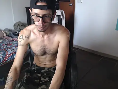 Snapshot of alisterxxx chatting on 07.18.26 alisterxxx online show from 07.18.26
