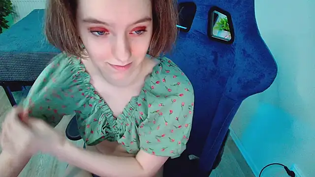 Snapshot of CranberryHot chatting on 11.09.25 CranberryHot online show from 11.09.25