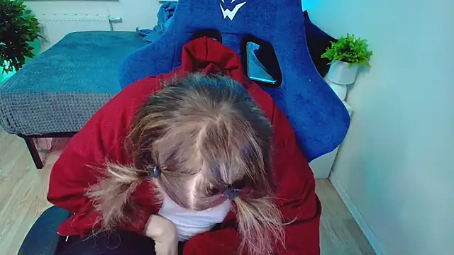 Snapshot of CranberryHot chatting on 11.23.25 CranberryHot online show from 11.23.25