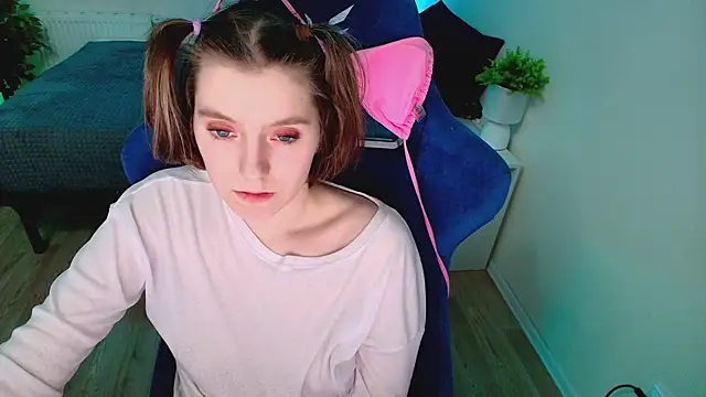 Snapshot of CranberryHot chatting on 12.13.25 CranberryHot online show from 12.13.25